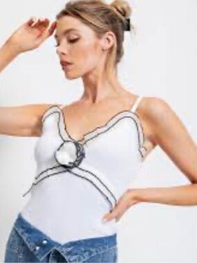 NWT Easel White Lace-Trimmed Camisole/Tank Top with Black Stitching, size Medium